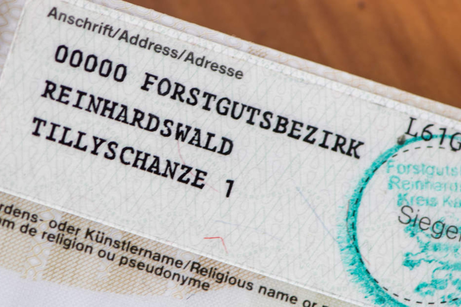 Die fünffache Null auf den Ausweisen der beiden Senioren ist lediglich eine Notlösung.