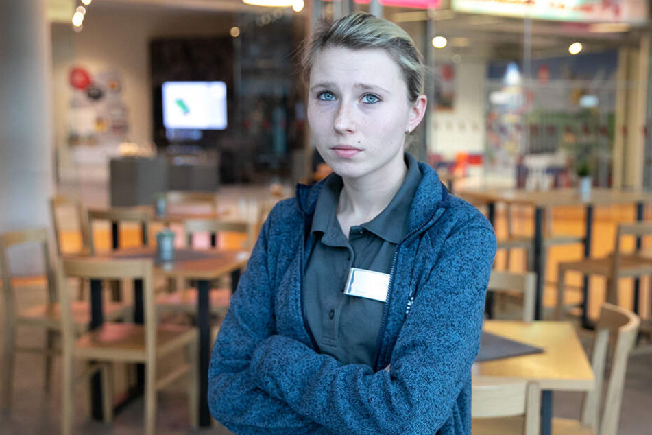 ElbeZeit-Café-Mitarbeiterin Cindy Domin (25) sieht schwere Zeiten auf den Flughafen und die Airport-Geschäfte zukommen.