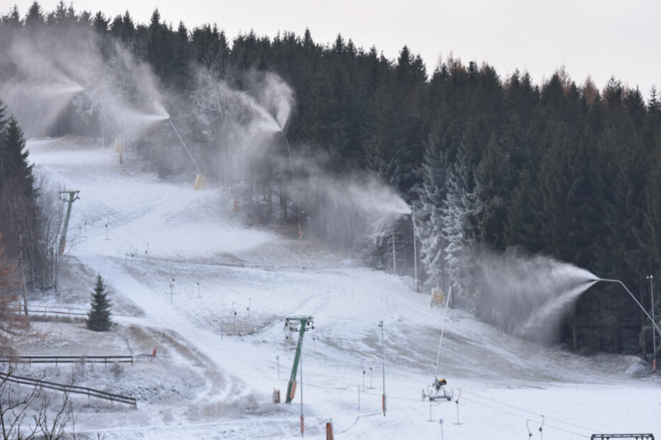 Erster Kunstschnee in Altenberg: Ob die weiße Pracht schon hält? Dafür wird's wohl in den kommenden Tagen ein bisschen zu "warm".