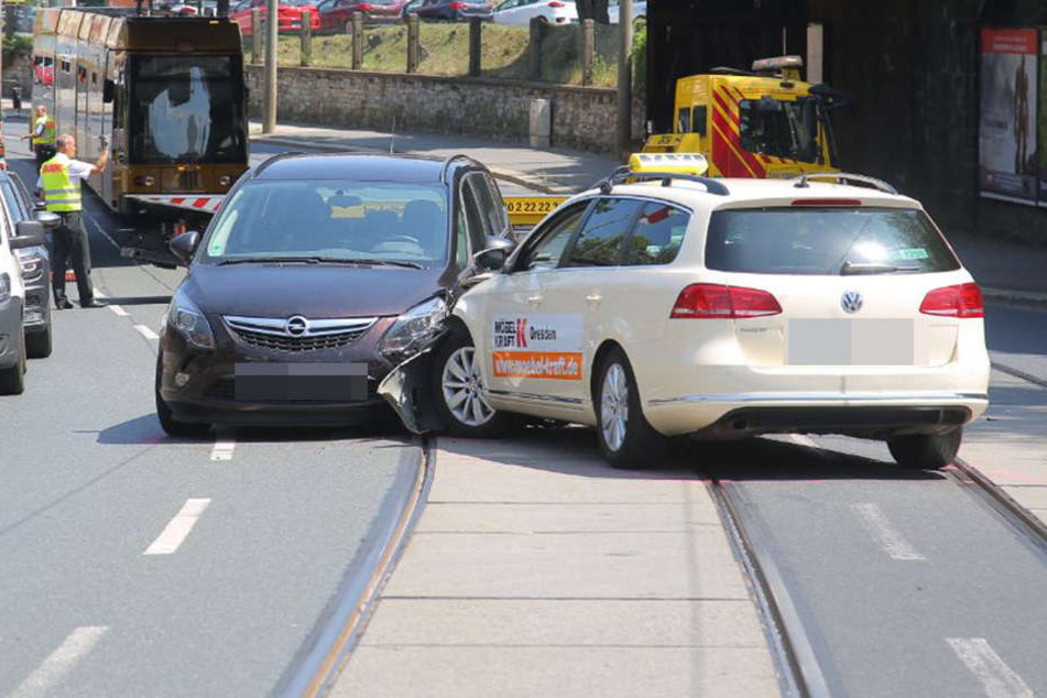 Auch das Taxi und der Opel waren von dem Unfall betroffen.