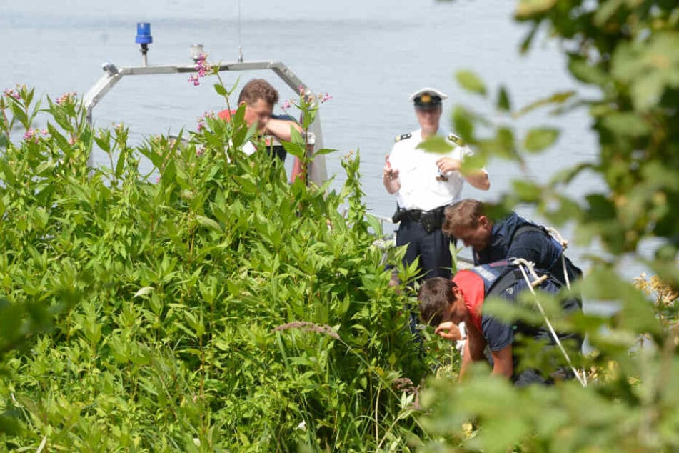 Polizisten brachten den Toten an Land (Symbolfoto).
