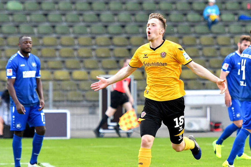 Jannik Müller (M.) jubelt nach seinem zweiten Treffer zum 4:1 für Dynamo.