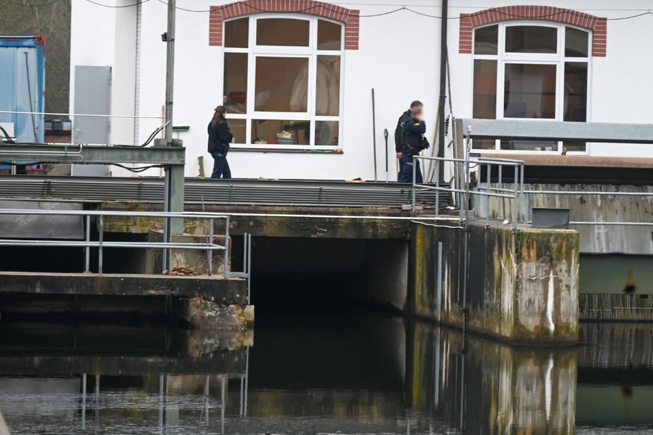 Auch im Bereich eines Wasserkraftwerks waren die Einsatzkräfte unterwegs.