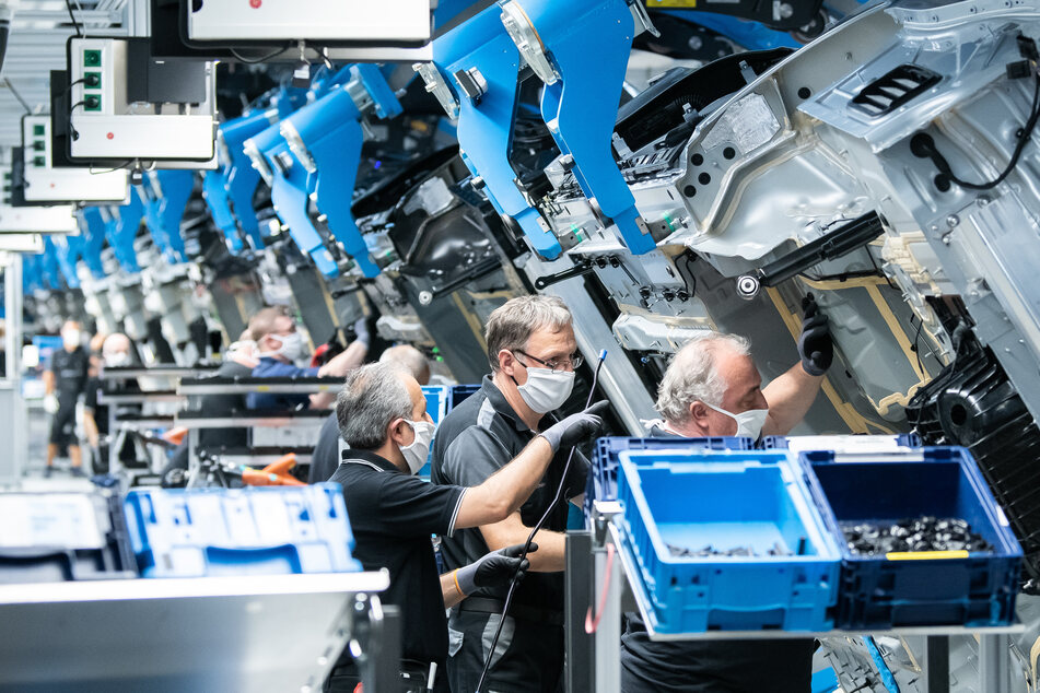 Mitarbeiter von Mercedes-Benz arbeiten im Werk "Factory 56" an einer S-Klasse.