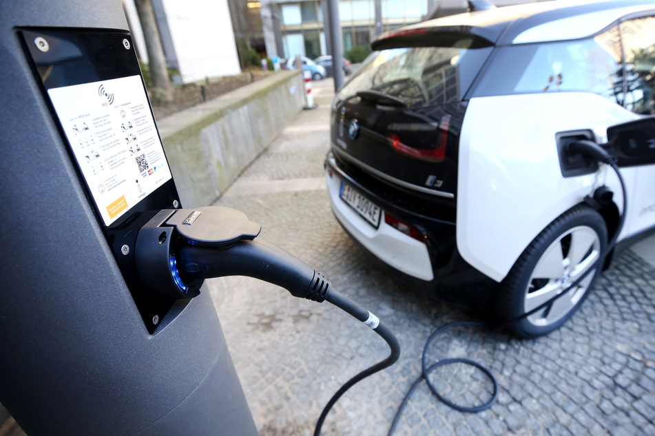 Die wachsende Zahl der Elektroautos stellt das Stromnetz vor neue Herausforderungen. (Symbolbild)