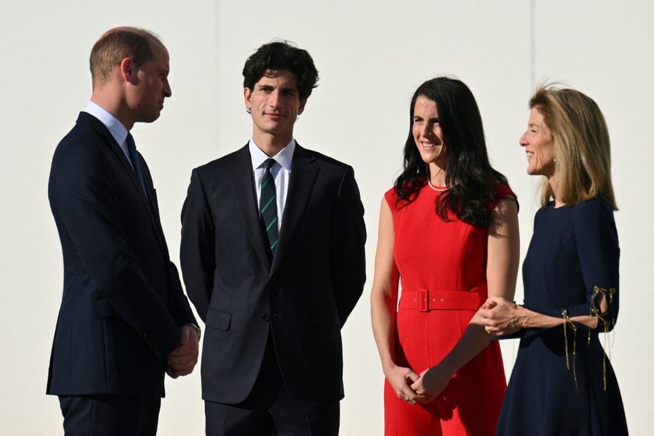 Tatiana Schlossberg (2.v.r.) neben ihrer Mutter Caroline Kennedy (67) und ihrem Bruder Jack Schlossberg (32) bei einem Besuch von Prinz William (43) im Jahr 2022.