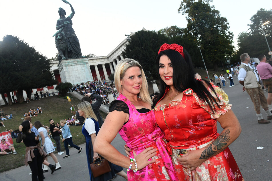 Iris Klein (46) mit Designerin Pia Bolte (46) und ihrem XXL-Dekolletee auf dem Münchner Oktoberfest.