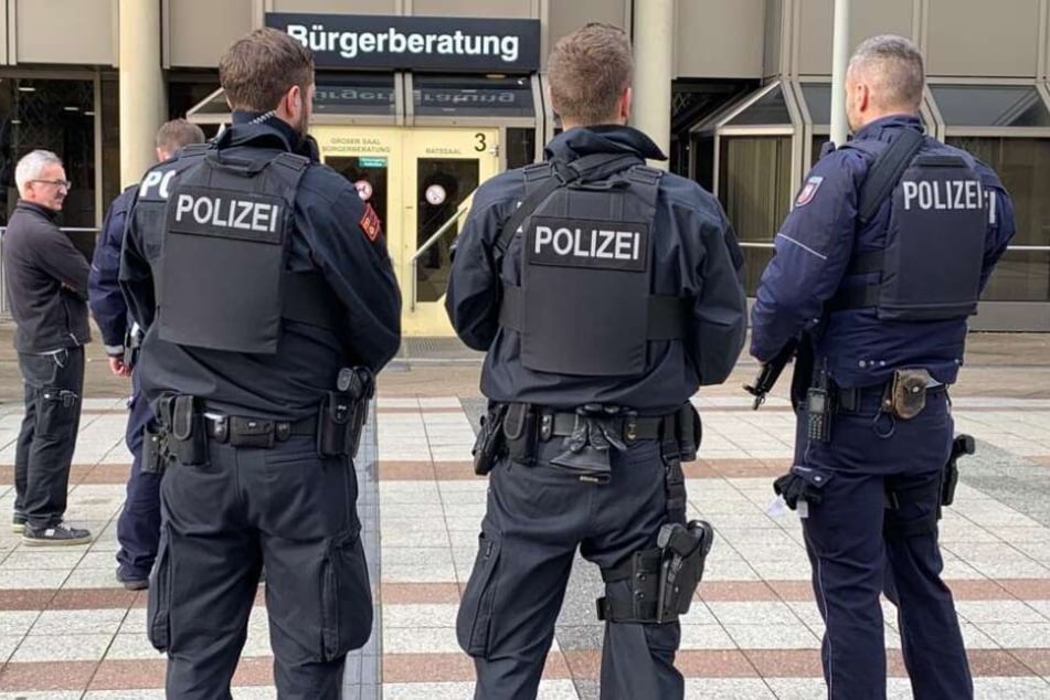 Aus das Neue Rathaus ist von Polizisten umstellt.