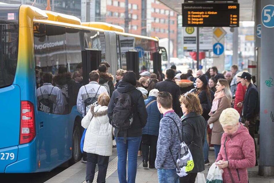 Bitte alle einsteigen! Ab Montag gilt wieder der normale Fahrplan mit Zehn-Minuten-Takt.