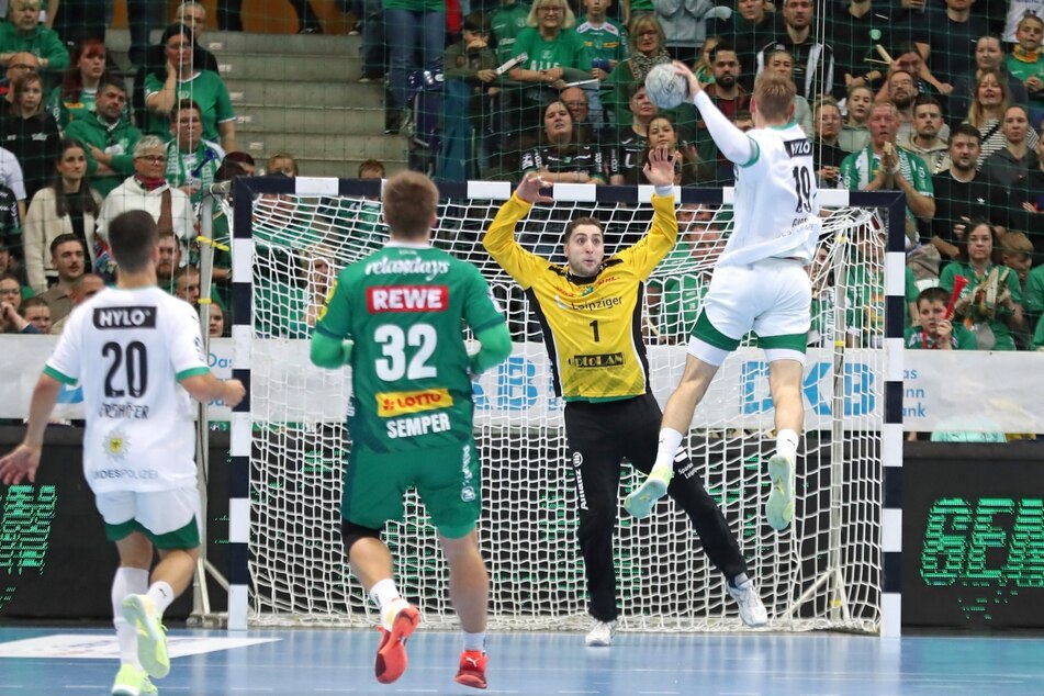 Torwart Domenico Ebner (1, SC DHfK Leipzig) erwischte einen starken Tag und entschärfte auch den ein oder anderen Ball von Superstar Mathias Gidsel (19, Füchse Berlin).