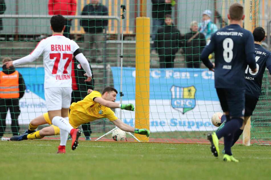 Nichts zu machen für Joshua Mroß: Abu Bakarr Kargbo erzielt das 1:0 für den Berliner AK.