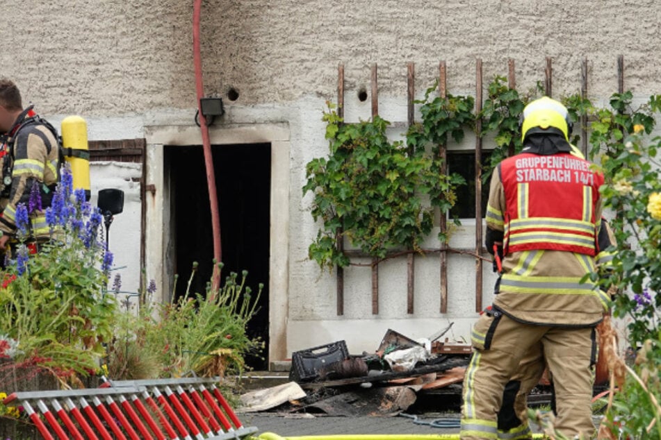 Feuerwehreinsatz in Nossen: Dichter Rauch steigt aus Nebengebäude