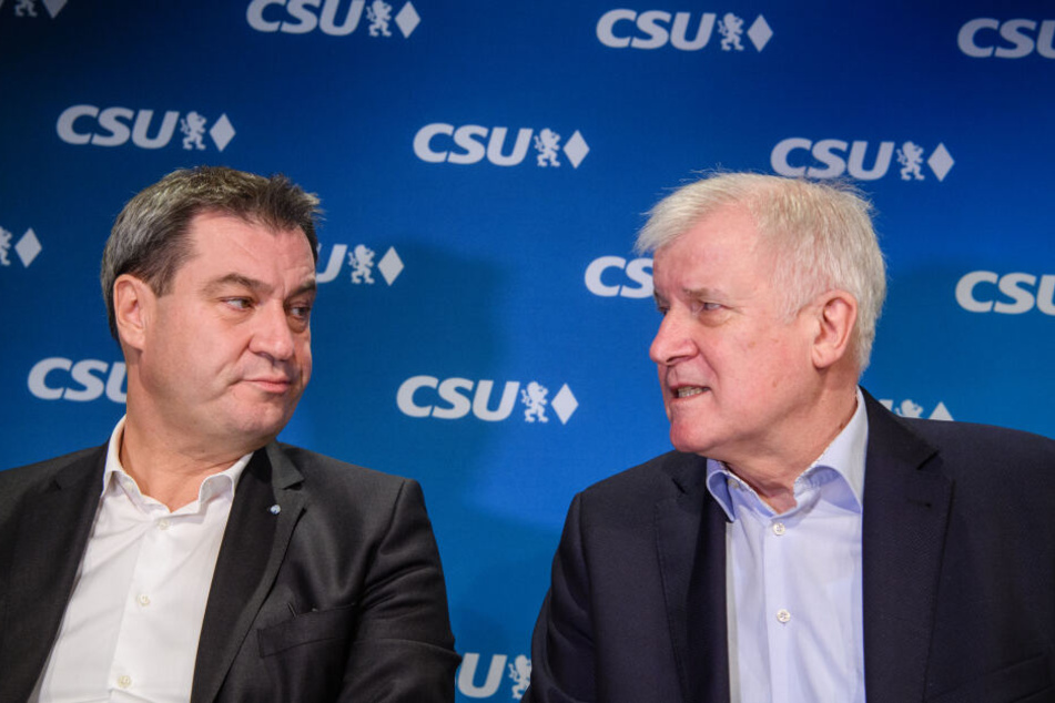 Markus Söder (CSU, l), Ministerpräsident von Bayern, und Horst Seehofer (CSU), Vorsitzender der CSU und Bundesinnenminister, unterhalten sich zu Beginn einer gemeinsamen Sitzung.