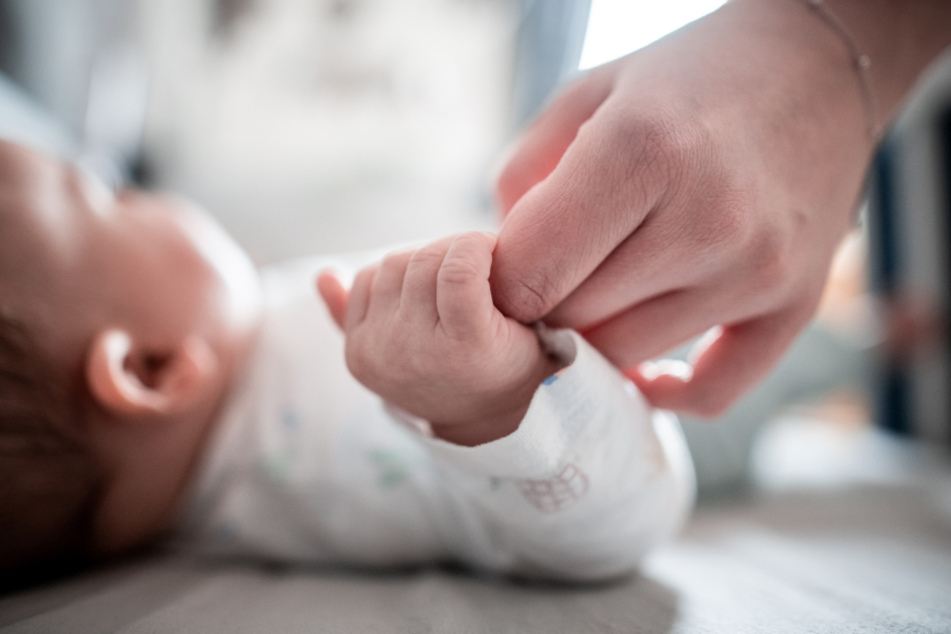 Ein Baby klammert sich an den Finger seiner Mutter. Das einst so kinderreiche Italien befürchtet, dass durch die Corona-Krise die ohnehin niedrige Zahl der Babys weiter sinken wird.