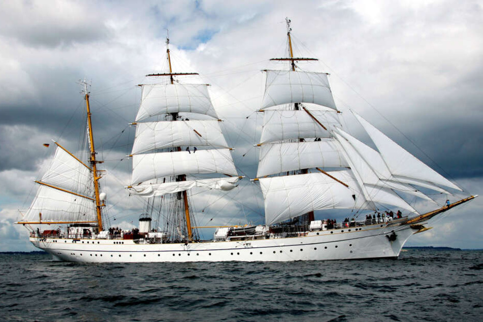 Das strahlend weiße Segelschulschiff "Gorch Fock" auf See.