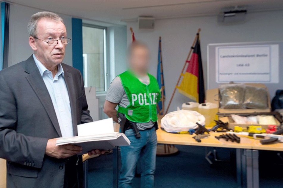 Olaf Schremm (l), Polizeidirektor und Leiter des LKA 43, spricht bei einer Pressekonferenz zu dem großen Drogen- und Waffenfund in Berlin.