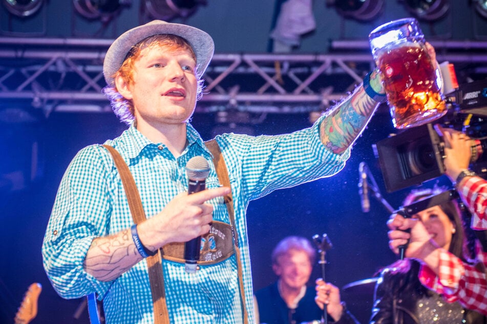 Bester Laune zeigte sich Superstar Ed Sheeran (31) am 24. September auf dem Frankfurter Oktoberfest. Sein Maßkrug wurde jetzt versteigert.
