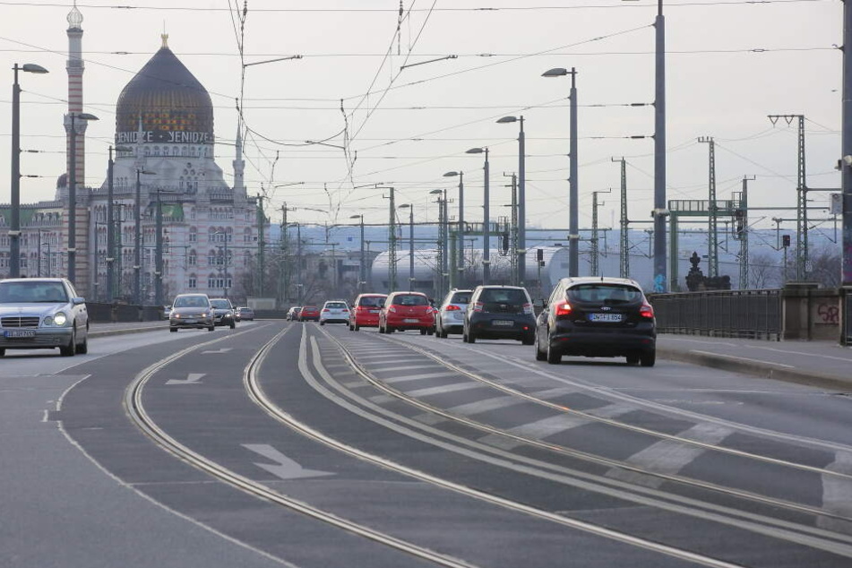 Die Marienbrücke in Dresden bei Tag.