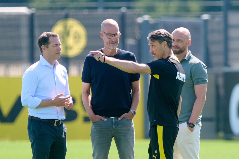 Die Verantwortlichen von Borussia Dortmund um Sport-Geschäftsführer Lars Ricken (50, l.), Geschäftsführer Carsten Cramer (57, 2.v.l.), Niko Kovač (54, 2.v.r.) und Ole Book (40) wollen den Kölner unbedingt verpflichten.