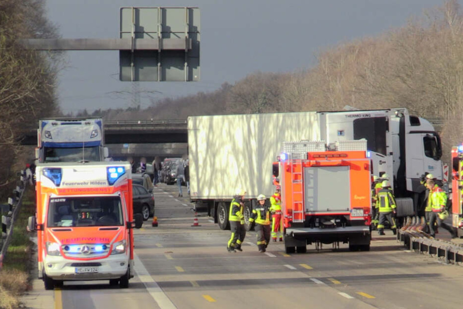 Aus bislang nicht bekannter Ursache krachte der Laster auf der A3 in die Spurbegrenzung.