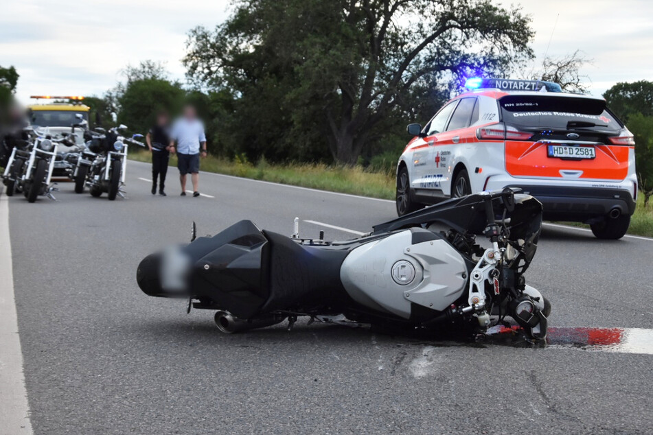 Motorradfahrer kracht in Gegenverkehr: 25-Jähriger schwer verletzt