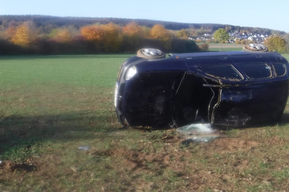 Die 19-Jährige war aus noch ungeklärter Ursache von der Straße abgekommen und in ein Feld gerast.