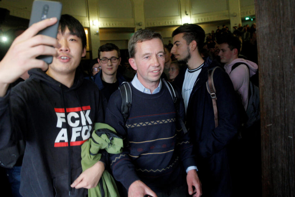 Bernd Lucke, Wirtschaftswissenschaftler und AfD-Mitbegründer, verlässt nach seiner verhinderten Antrittsvorlesung den Hörsaal der Universität Hamburg.
