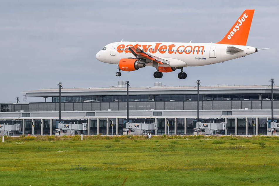 Ein Flugzeug im Landeanflug auf den BER nahe Schönefeld.