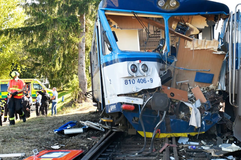 Kollision zwischen Triebwagen und Lok: 20 Verletzte bei Zugunglück