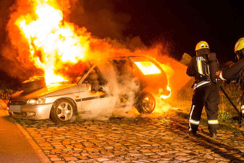 Auf dem Parkplatz an der S94 brannte ein abgestellter Ford komplett aus.