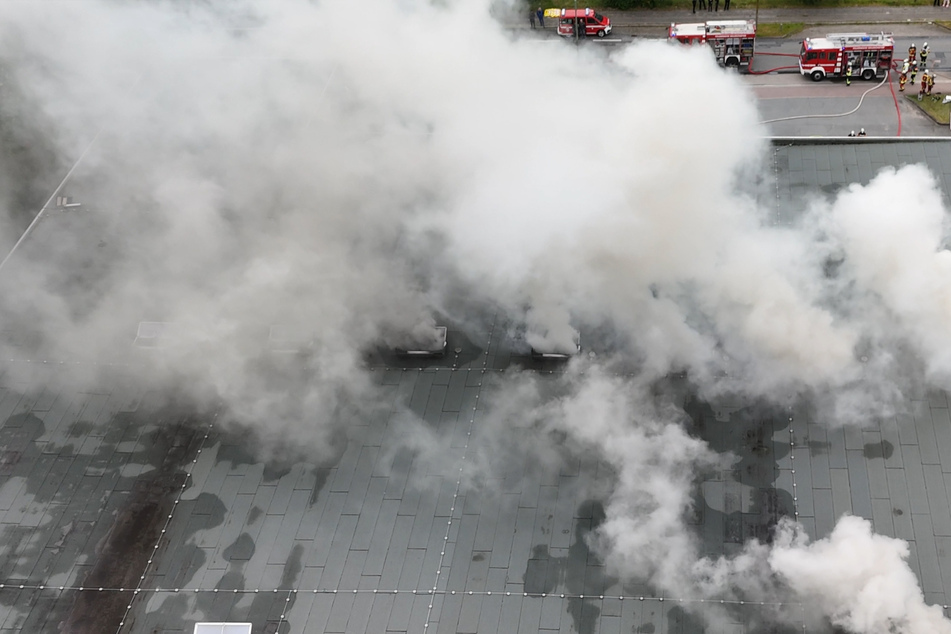 Starke Rauchschwaden: Lagerhalle im Norden steht in Flammen