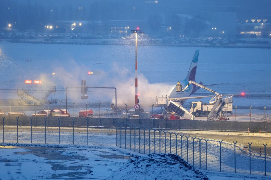 Auch an Flughäfen halten Schnee und Eis den Betrieb auf Trab. (Symbolbild)
