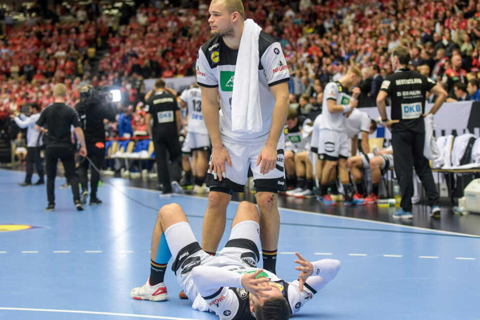 Fuchs tröstet Fuchs: Bittere Enttäuschung nach der Niederlage gegen Frankreich. Paul Drux und Fabian Wiede belegen mit der deutschen Mannschaft den undankbaren Platz vier.