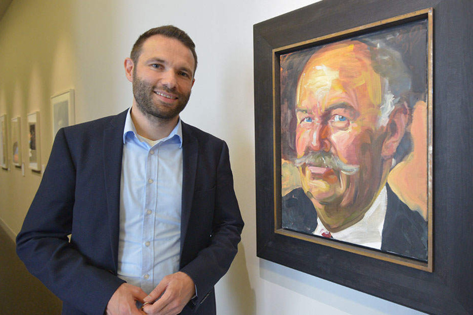 Kurator Dr.
Stephan
Dahme (42)
mit dem
Portrait
Alfred Gunzenhausers,
das Johannes
Grützke
1991 für seinen
Freund
malte.