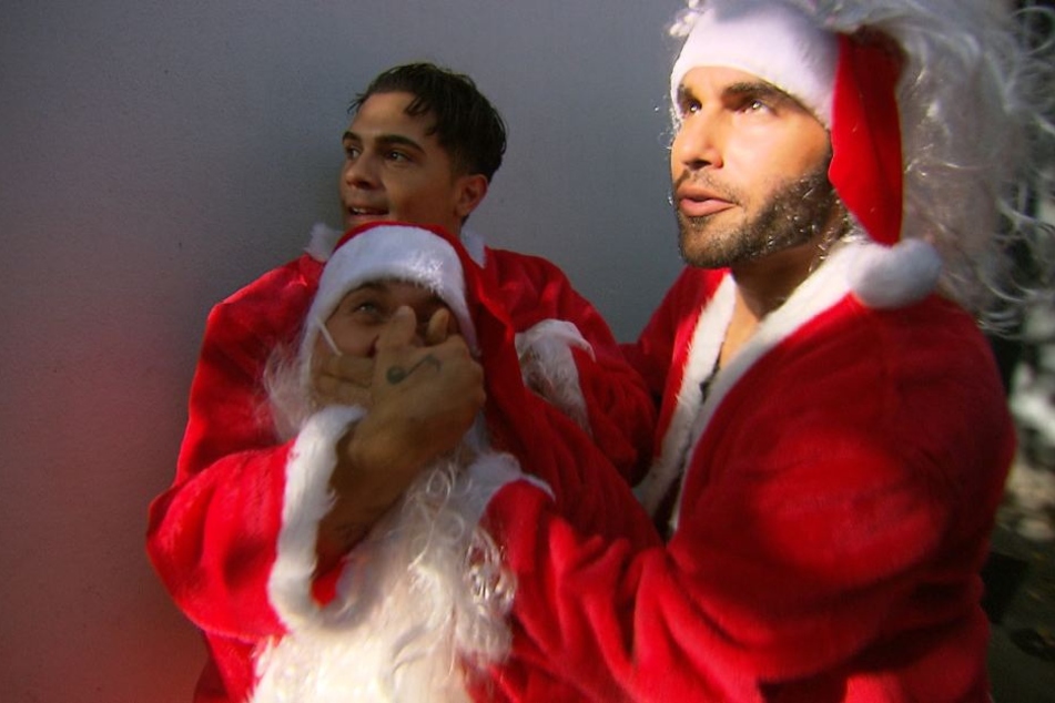 Kevin von Köln 50667 unternimmt waghalsige Aktionen im Weihnachtsmann-Dress.