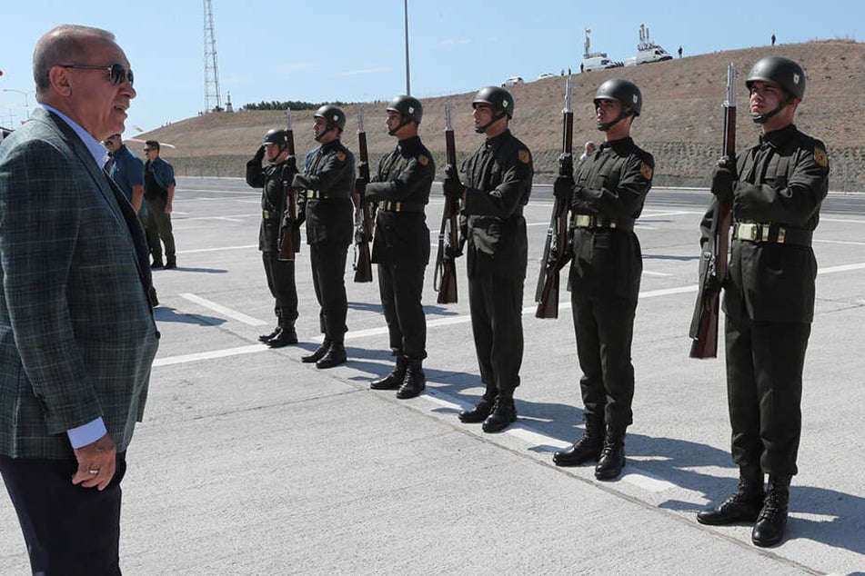 Recep Tyyip Erdogan (li) sah sich erst die militärische Ehrenwache an, danach hielt er vor seinen Anhängern eine Rede.