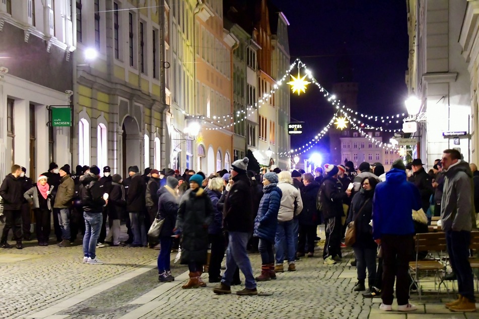 In Görlitz startete die Montagsdemo mit etwa 200 Teilnehmern wieder am Postplatz.