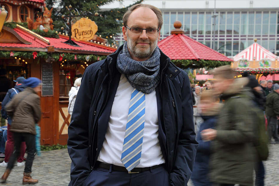 Uwe Vogt (48) von der KKH Dresden rät vor allem zu langfristiger Geschenke-Planung, damit die Weihnachtszeit besinnlich wird.