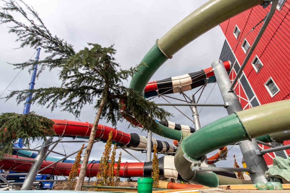 Die Außenansicht zeigt Röhren verschiedener Wasserrutschen in der Indoor-Wasserwelt "Rulantica" im Europa-Park. Der Park hat rund 180 Millionen Euro in die Wasserwelt investiert.