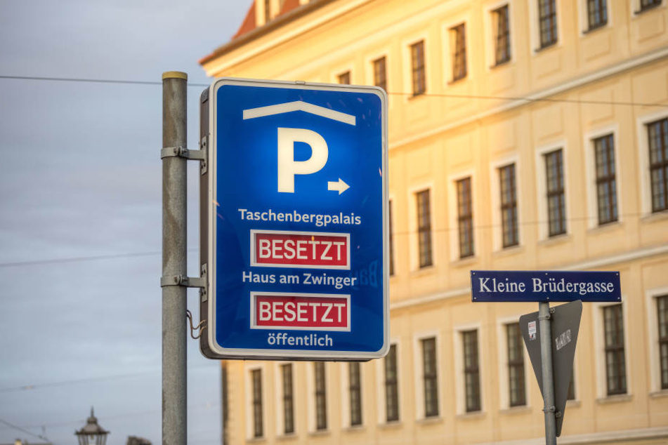 Auch am Taschenbergpalais sind die Parkhäuser voll.