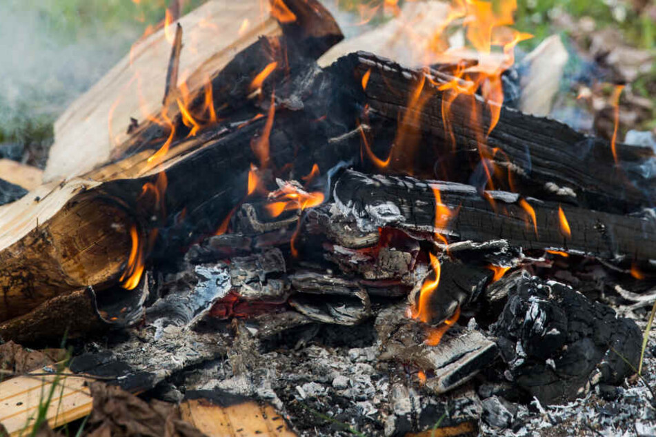 Damit seine Lagerfeuer-Geschichte besonders authentisch wirkte, feuerte ein Mann Schüsse in die Luft ab. (Symbolbild)