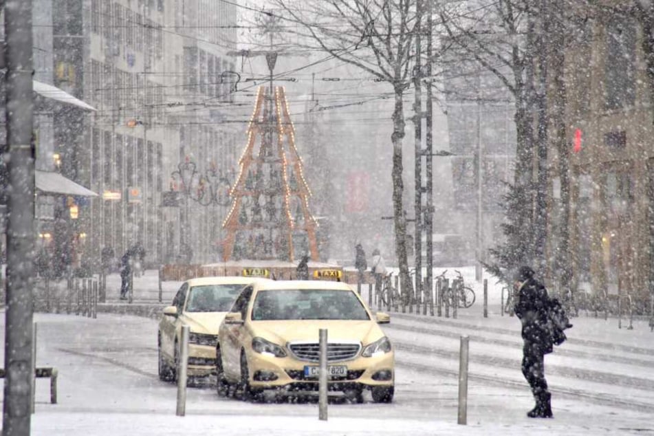 Auch in Chemnitz verpasst der Schnee den Straßen eine Schneedecke.