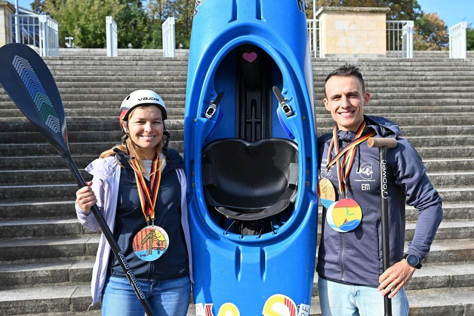 Lehrerin Yvonne Romanus (l.) und Eric Mendel (r.) vom Leipziger-Kanu-Club haben schon einmal ausprobiert, wie die Gewinnerinnen und Gewinner sich am Wochenende fühlen werden.
