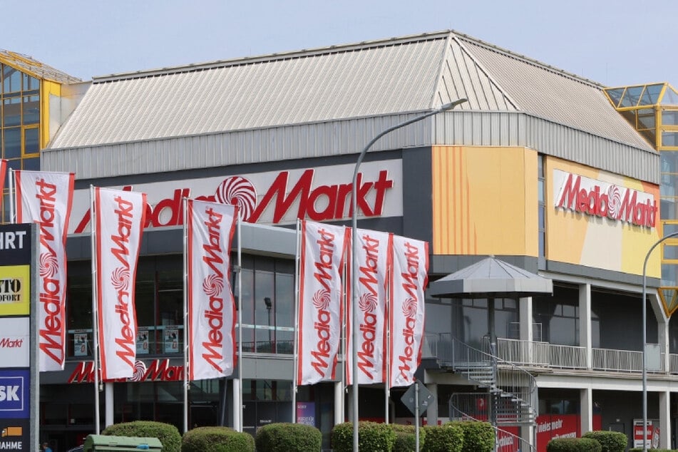 MediaMarkt Jena Stadtrodaer Straße 105 (direkt an der A4).
