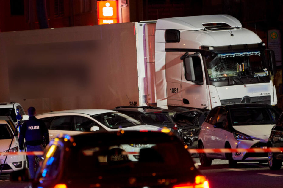 Der Lastwagen rammte neun Autos.