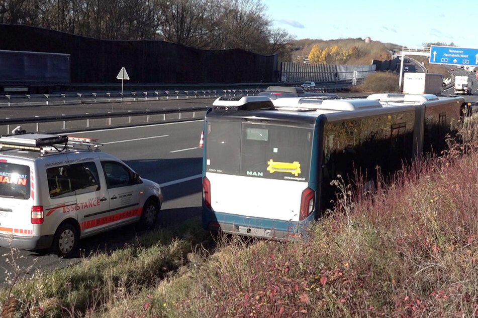 Waghalsige Bremsung: Unfall mit zwei Bussen auf der A2
