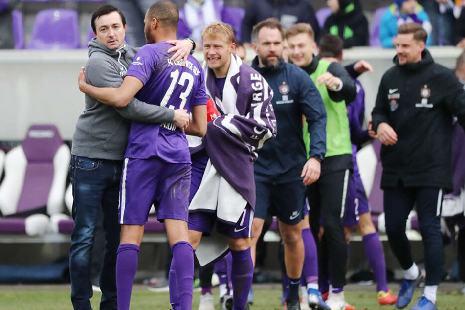 FCE-Trainer Daniel Meyer (l.) umarmte Louis Samson, der für den verletzten Malcolm Cacutalua ins Spiel gekommen war.