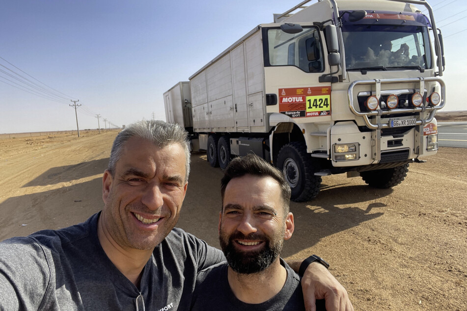 Gerd Kastenmeier (52, l.) und Andreas Frahm (48) vor ihrem Küchenlaster. Auf dessen Dach schlugen sie nachts ihre Zelte zum Schlafen auf.
