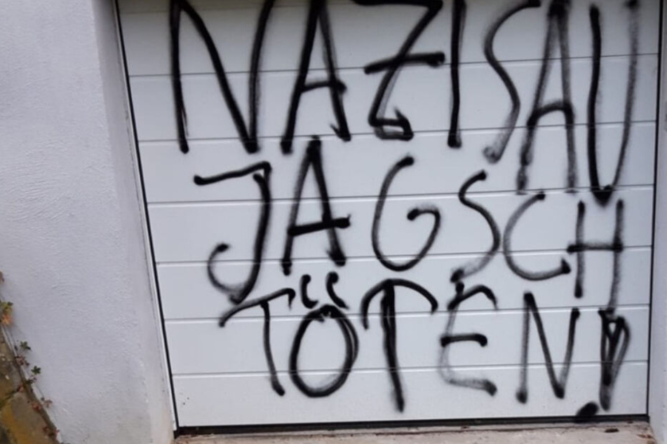 Diese Parole befand sich auf dem Garagentor des NPD-Politikers.