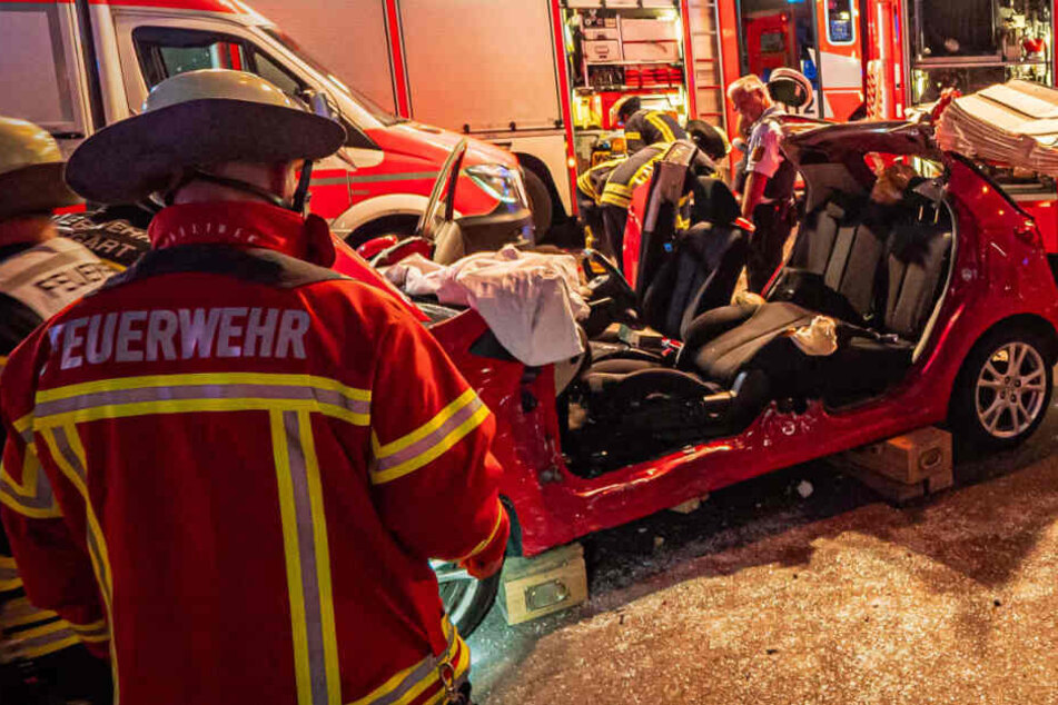 Die Feuerwehr rettet eine 25-jährige Frau aus ihrem Wagen.